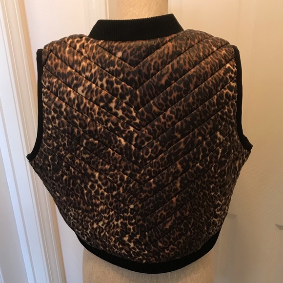 Calvin Klein cropped quilted vest in leopard print - Picture 4 of 12